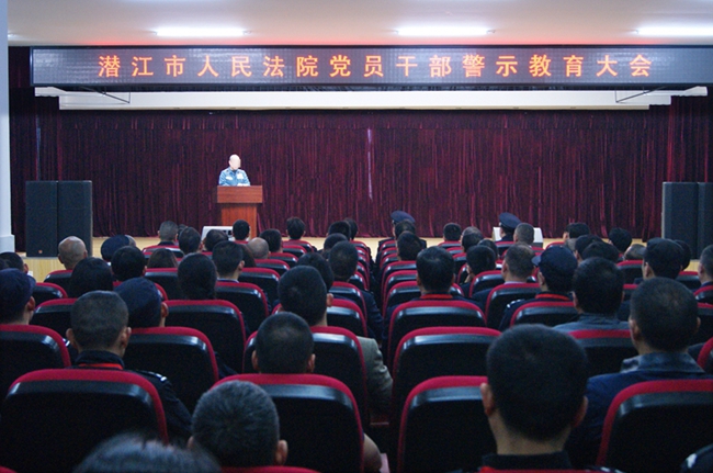 听取服刑人员现身说法.jpg 听取服刑人员现身说法.jpg