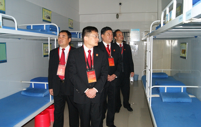 参观监舍.jpg 参观监舍.jpg