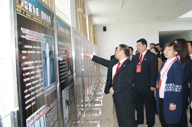 参观廉政警示教育展厅.jpg 参观廉政警示教育展厅.jpg