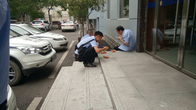 12.以地为桌的午餐.jpg 12.以地为桌的午餐.jpg