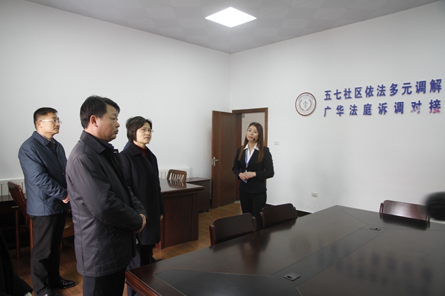 图1.参观五七世纪苑法官工作室.jpg 图1.参观五七世纪苑法官工作室.jpg