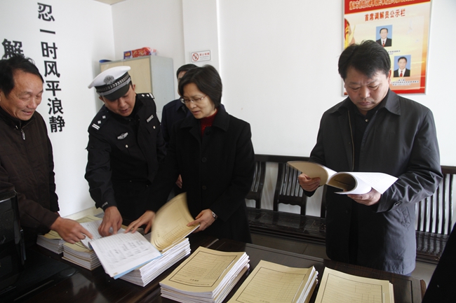 图2.考察道交法庭委派调解工作.jpg 图2.考察道交法庭委派调解工作.jpg