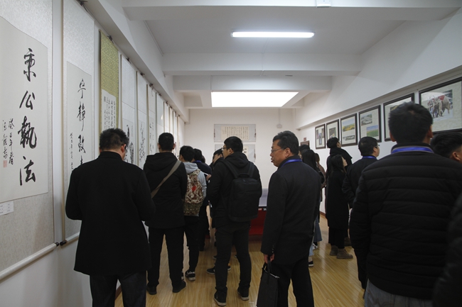 图3.参观法官文体中心.jpg 图3.参观法官文体中心.jpg