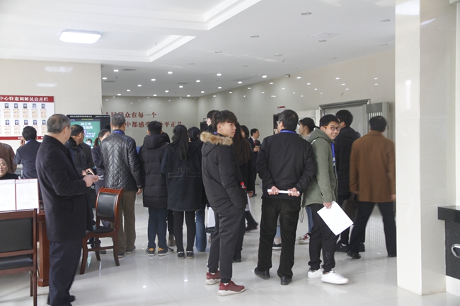 图4.参观诉讼服务中心.jpg 图4.参观诉讼服务中心.jpg