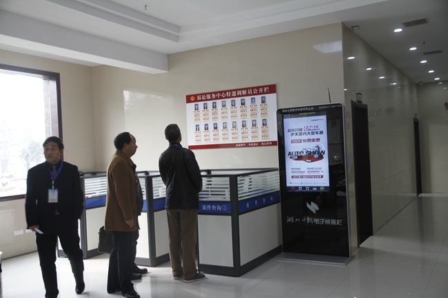 图5.认真观看特邀调解员公开栏.jpg 图5.认真观看特邀调解员公开栏.jpg