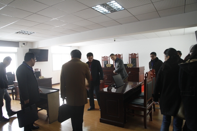 图6.参观审判法庭.jpg 图6.参观审判法庭.jpg