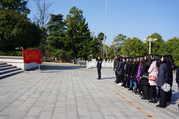 图3.庄严宣誓.jpg 图3.庄严宣誓.jpg