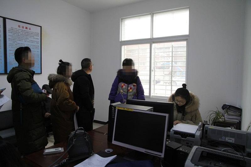 2.排队领款.jpg 2.排队领款.jpg