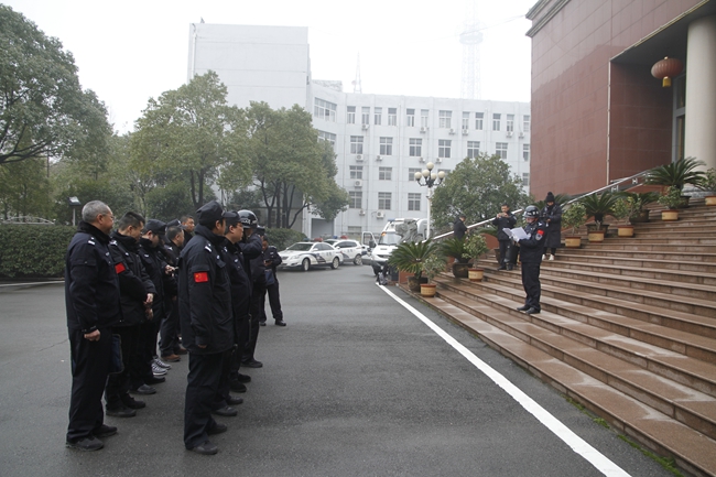 图1:上午8时,执行队伍集合准备出发.jpg 图1:上午8时,执行队伍集合准备出发.jpg