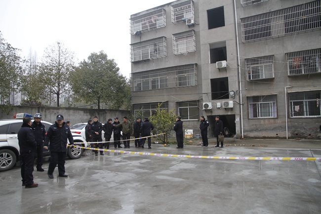 图2:干警到达现场,设置警戒.jpg 图2:干警到达现场,设置警戒.jpg
