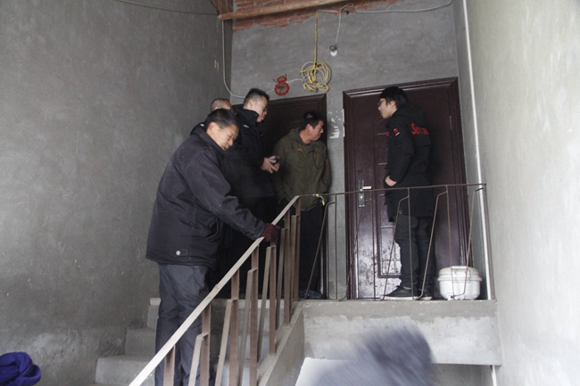 图3:强制开锁.jpg 图3:强制开锁.jpg