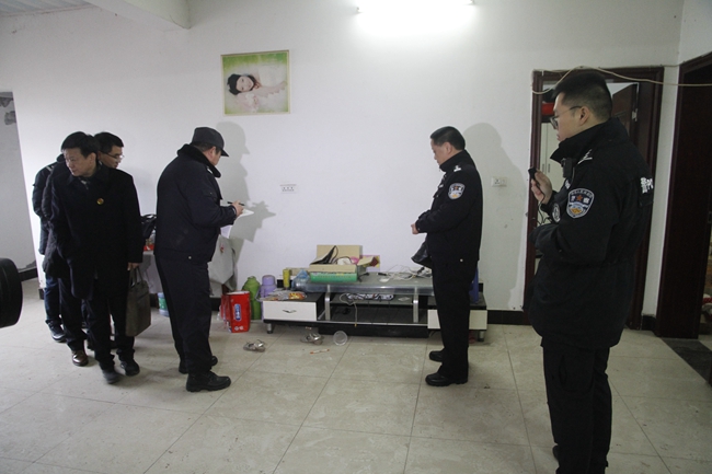 图4.公证员见证执行.jpg 图4.公证员见证执行.jpg
