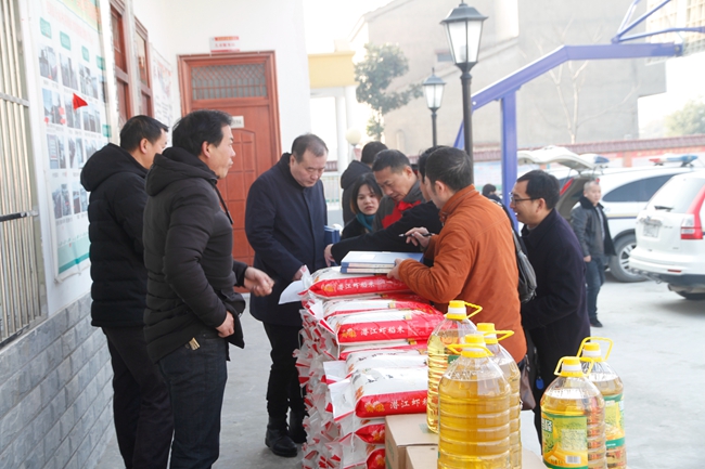 图3.扶贫干警登记领取即将送给贫困户的慰问品.jpg 图3.扶贫干警登记领取即将送给贫困户的慰问品.jpg