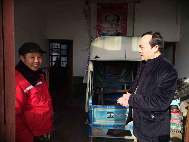 图5.党组书记、代理院长程身龙走访贫困户.jpg 图5.党组书记、代理院长程身龙走访贫困户.jpg