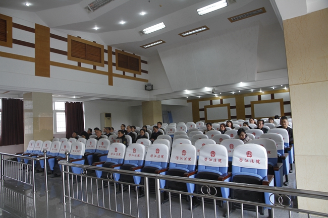 市食药监工作人员旁听庭审.jpg 市食药监工作人员旁听庭审.jpg