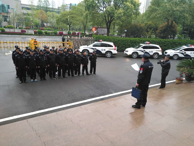图1:8时30分,执行干警雨中集结完毕,电视台记者跟踪报道。.jpg