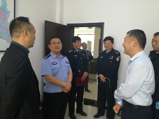 参观诉讼服务中心.jpg 参观诉讼服务中心.jpg