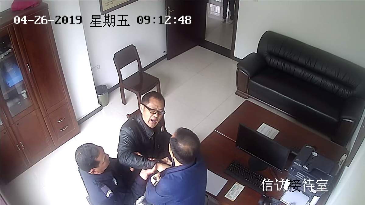 申请执行人黄某在法院信访接待室抢夺法官案件材料.png 申请执行人黄某在法院信访接待室抢夺法官案件材料.png